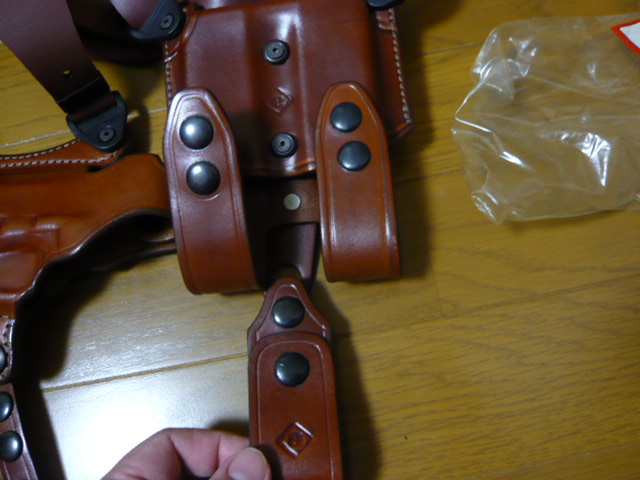 お待たせいたしました。米国直輸入”AKER”ホルスター再入荷です