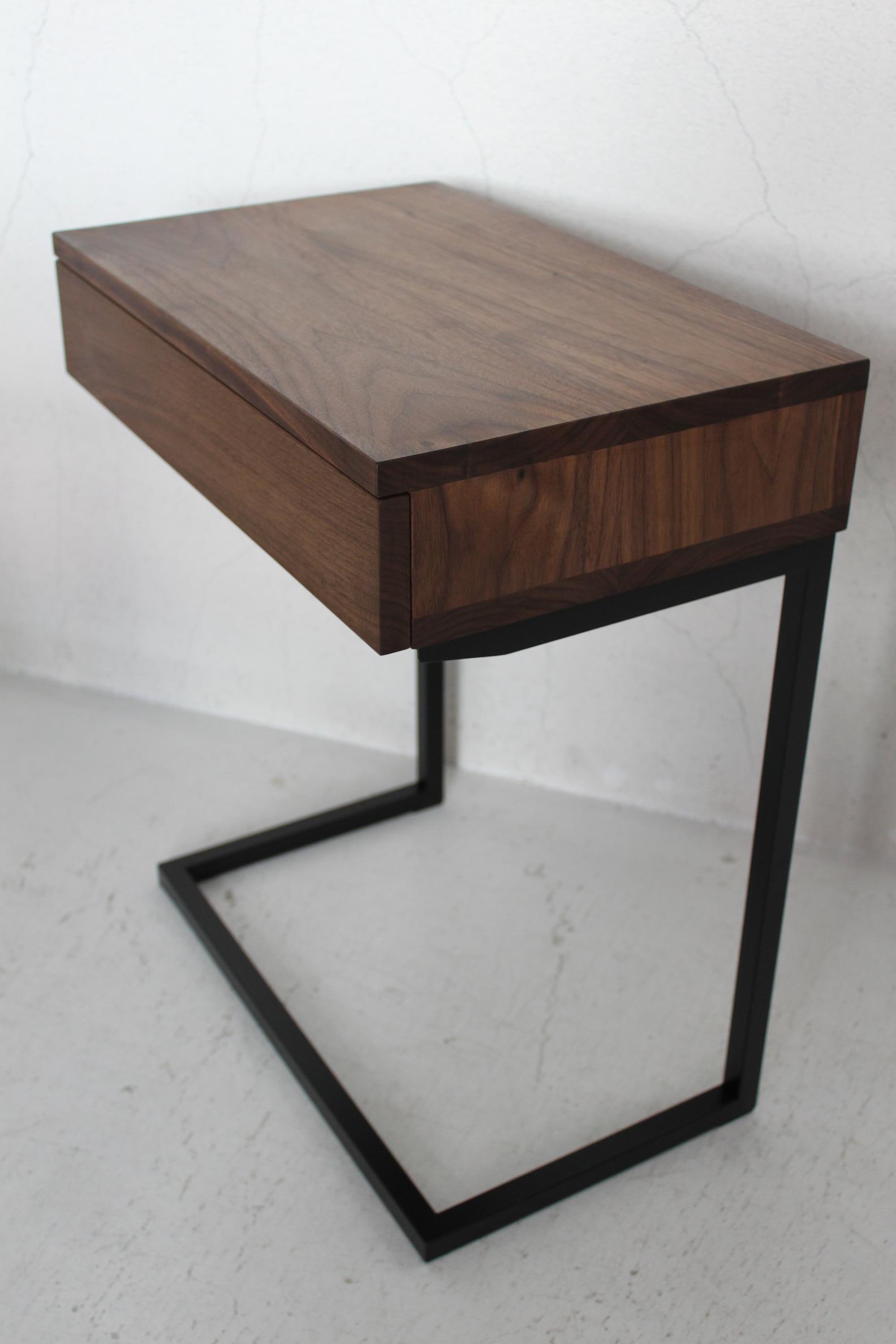 HD SIDE TABLE_c0146581_12463279.jpg