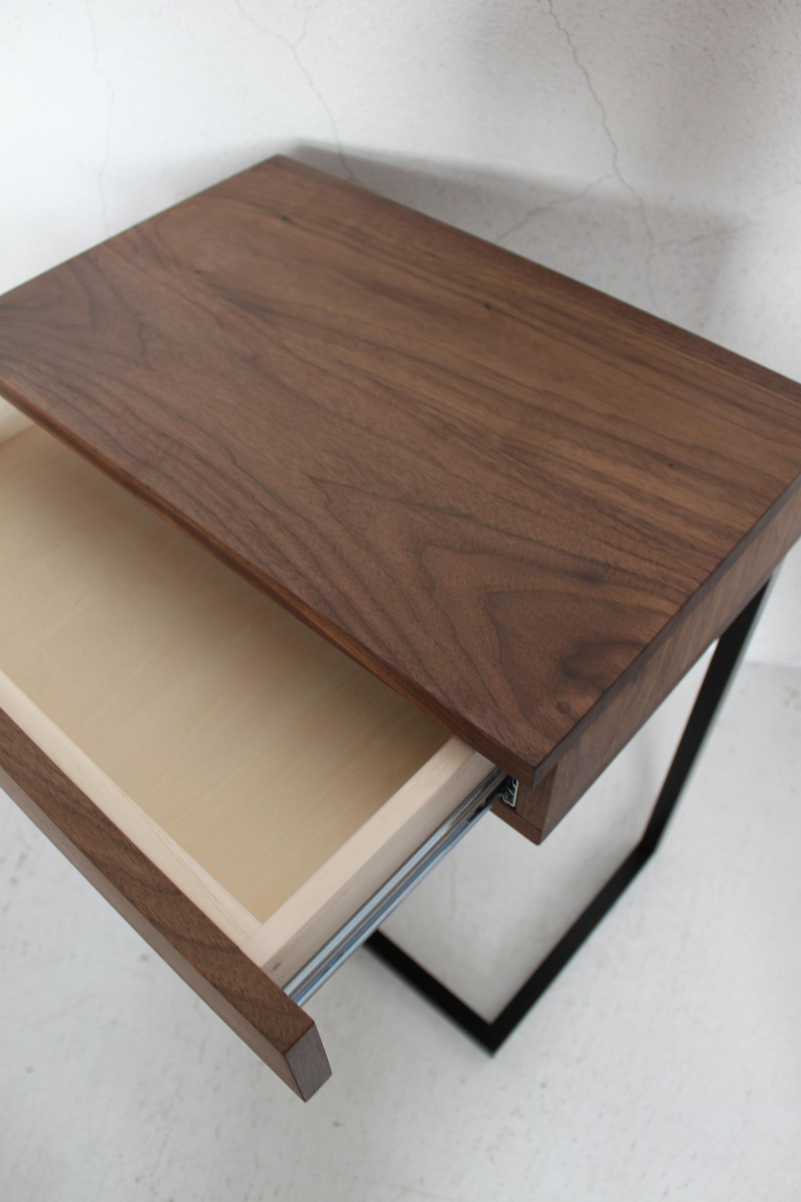 HD SIDE TABLE_c0146581_1247582.jpg