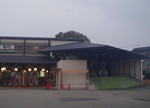 ●嵐山駅前の変化、その73(売店、脇道から広場)_d0053294_14222394.jpg