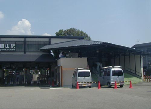 ●嵐山駅前の変化、その74(売店、脇道から広場)_d0053294_1215626.jpg