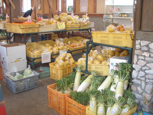 直販所・楽市は、店内、野菜、果物、花、魚、惣菜たくさんあります。_f0227434_11123764.jpg
