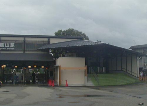 ●嵐山駅前の変化、その76(売店、脇道から広場)_d0053294_12422126.jpg