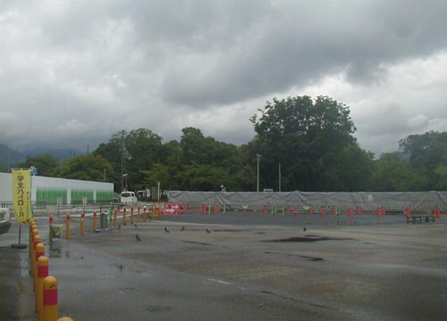 ●嵐山駅前の変化、その76(売店、脇道から広場)_d0053294_131589.jpg