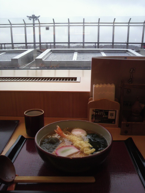 成田空港でうどん。_a0126797_81609.jpg