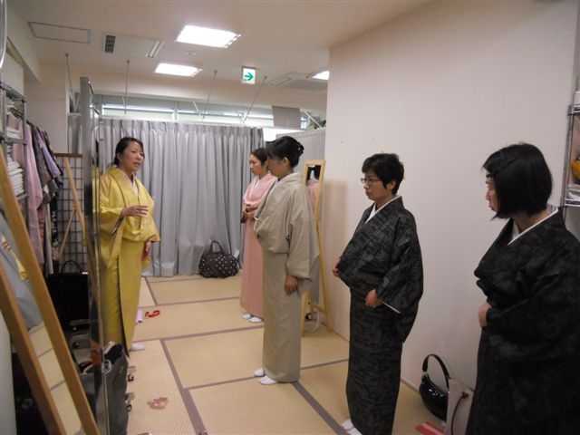 ハンカチの紅花染め体験_e0123712_1623172.jpg