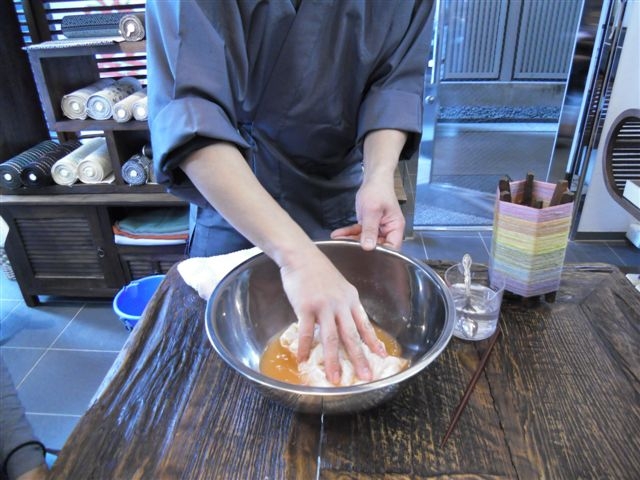 ハンカチの紅花染め体験_e0123712_16272757.jpg