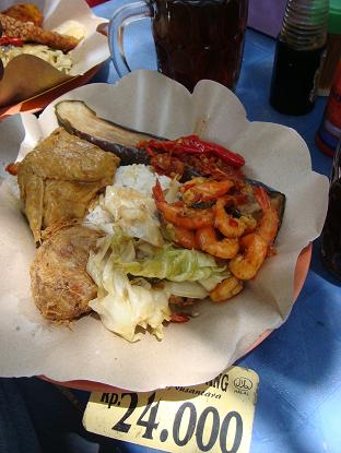 手相占いの前にクタビーチで腹ごしらえ Makan Nasi di Pantai Kuta_a0120328_21295959.jpg