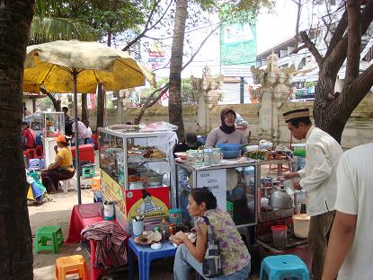 手相占いの前にクタビーチで腹ごしらえ Makan Nasi di Pantai Kuta_a0120328_2131655.jpg
