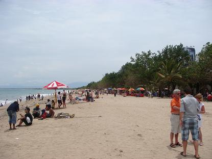 手相占いの前にクタビーチで腹ごしらえ Makan Nasi di Pantai Kuta_a0120328_213231.jpg