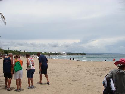 手相占いの前にクタビーチで腹ごしらえ Makan Nasi di Pantai Kuta_a0120328_2133392.jpg