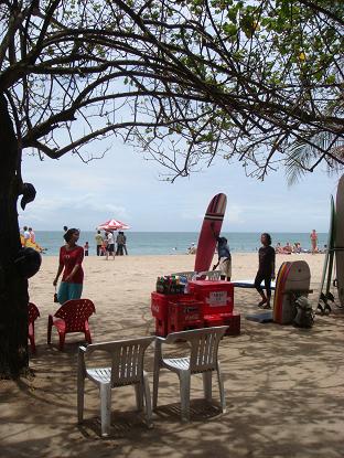 手相占いの前にクタビーチで腹ごしらえ Makan Nasi di Pantai Kuta_a0120328_2136126.jpg
