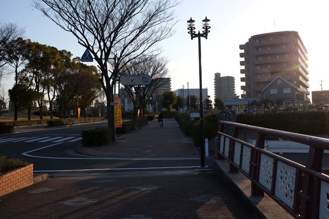 朝日を浴びる駅前_a0020941_20375395.jpg