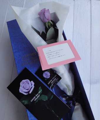 私に届いた青いバラ。_e0137345_22502119.jpg
