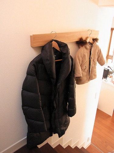 帰ってきてコートをかけるところ 片付けたくなる部屋づくり