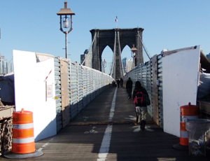 NY最古の巨大なつり橋、ブルックリン・ブリッジが部分的にお色直し中_b0007805_7214833.jpg