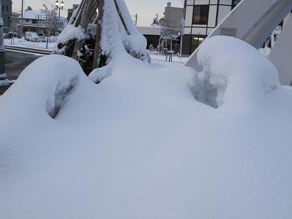 ２０１１．３．１２の朝、米沢駅前ロータリーのかまくらの跡_c0075701_1095578.jpg