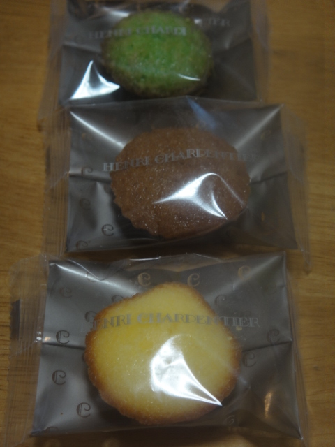 大好物のお菓子とフルーツです。_d0179736_23385327.jpg