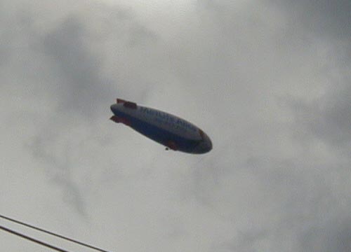 ●飛行船と満開の梅_d0053294_1133870.jpg