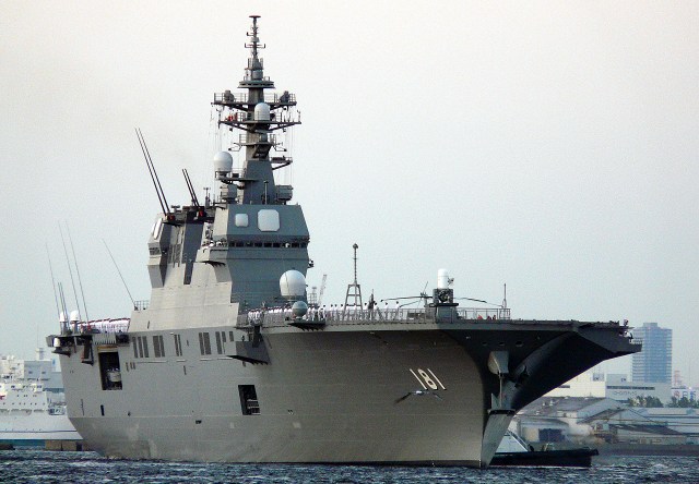 護衛艦「ひゅうが」被災地に_e0158925_23193998.jpg
