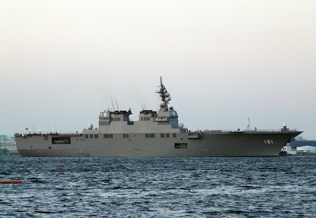 護衛艦「ひゅうが」被災地に_e0158925_23194846.jpg