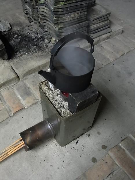 災害対策用ロケットストーブ。一斗缶を使ってコンパクトに…_e0182134_22273978.jpg