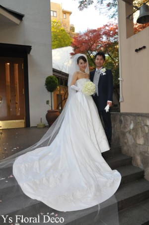 1年越しの結婚式 白いカップ咲きのバラ ラウンドブーケ_b0113510_1624398.jpg
