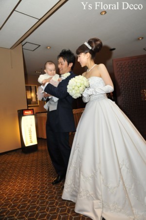1年越しの結婚式 白いカップ咲きのバラ ラウンドブーケ_b0113510_16522056.jpg