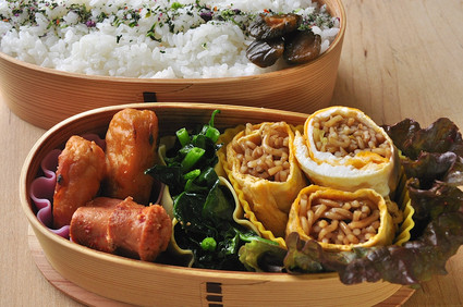 焼きそば玉子巻き弁当_b0171098_6482116.jpg