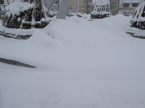 １年前：木曜日の朝（２０１１．３．１７）米沢駅前ロータリーのかまくらの跡_c0075701_10465226.jpg