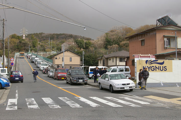 ガソリン求め高野台住宅地に長蛇の列―東日本大震災⑤_c0014967_10295447.jpg