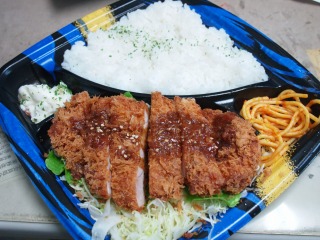 トンカツ弁当_e0113495_1958115.jpg