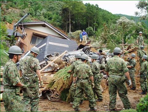 攻撃した人数より 救助した人数の方が多い武装集団 自衛隊_c0110051_829237.jpg