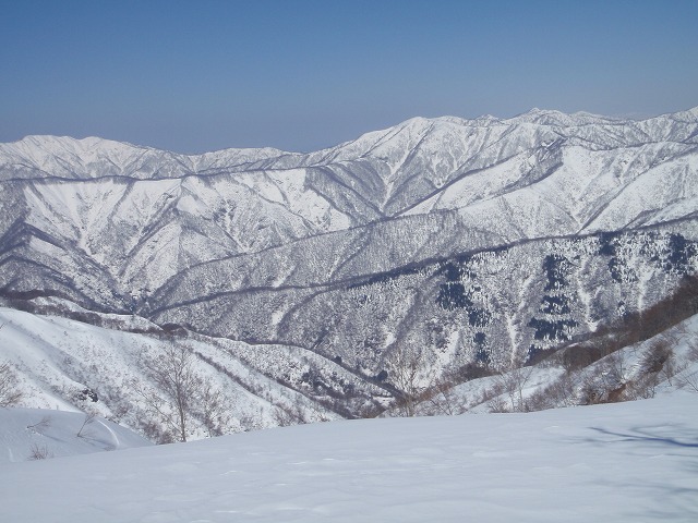 横山岳北西尾根は奥美濃劇場の桟敷席～追悼の墓谷山_c0097754_23205171.jpg