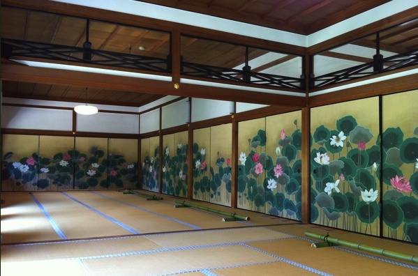 奈良の東大寺で 蓮の花を見る 夢を見る 空と大地の間で 奈良の東大寺で 蓮の花を見る 夢を見る 空と大地の間で