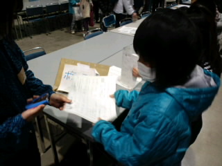避難所で学習塾が始まりました。_d0027486_22252493.jpg
