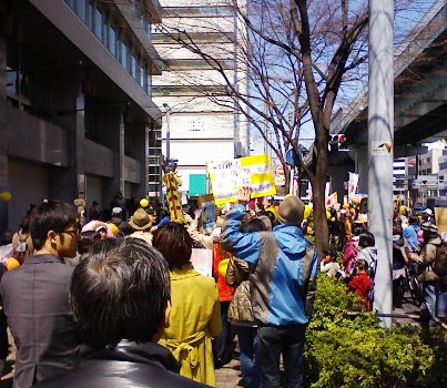 300人で『脱原発を歩こう!~ストップHAMAOKAぱれーど~』_f0197754_2217534.jpg
