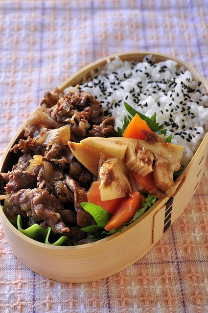 牛丼＆たけのこの煮物弁当_b0171098_8445190.jpg