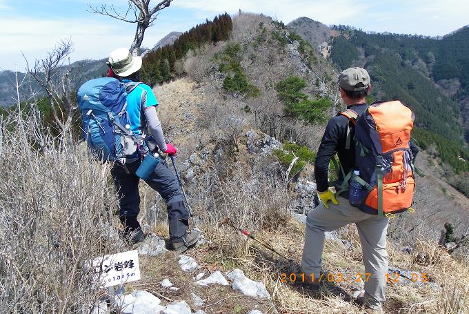 福寿草咲くやくし山とマロン岩峰_f0016066_9384414.jpg