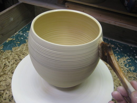 磁器の花器の仕上げ作業。_d0195183_0194310.jpg