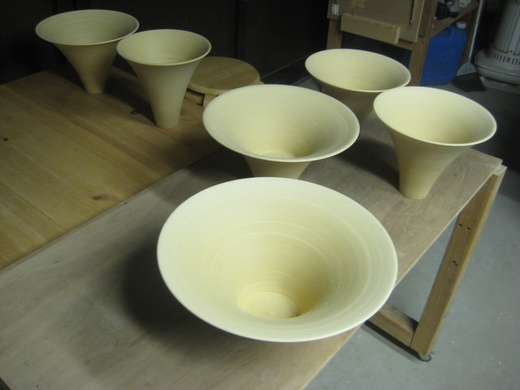 磁器の花器の仕上げ作業。_d0195183_0383297.jpg