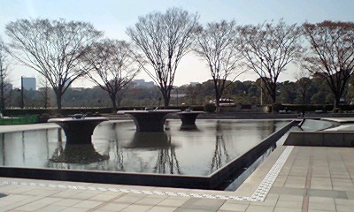 桜チェック、そして和田倉門と半旗_d0054704_0443399.jpg