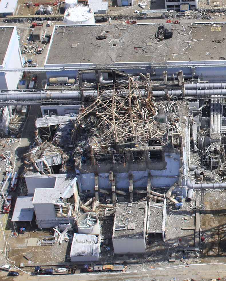 20日と24日の福島第一原発3号機の近接撮影写真_c0025115_2037177.jpg