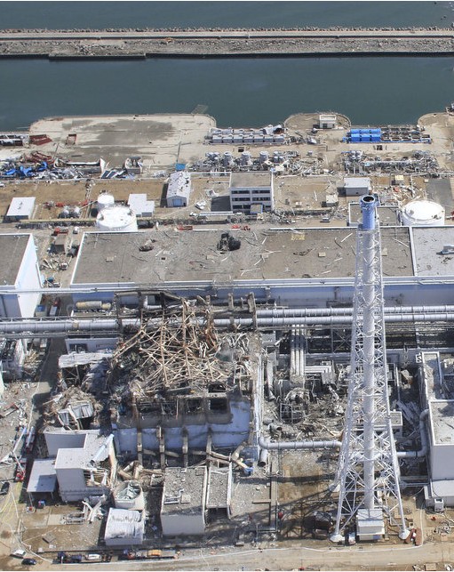 20日と24日の福島第一原発3号機の近接撮影写真_c0025115_20372899.jpg