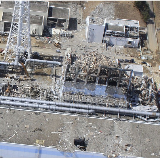 20日と24日の福島第一原発3号機の近接撮影写真_c0025115_2037353.jpg