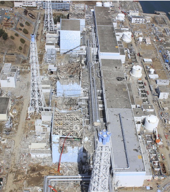 20日と24日の福島第一原発3号機の近接撮影写真_c0025115_20373990.jpg