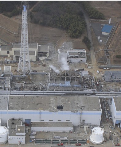 20日と24日の福島第一原発3号機の近接撮影写真_c0025115_20374826.jpg