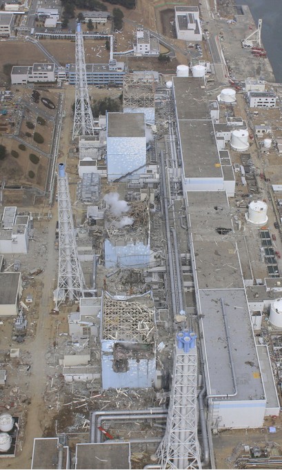 20日と24日の福島第一原発3号機の近接撮影写真_c0025115_2038129.jpg