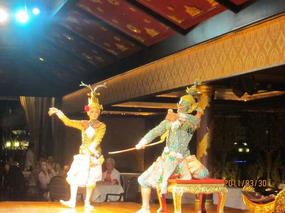 タイ古典舞踊を見ました_b0100062_23443944.jpg