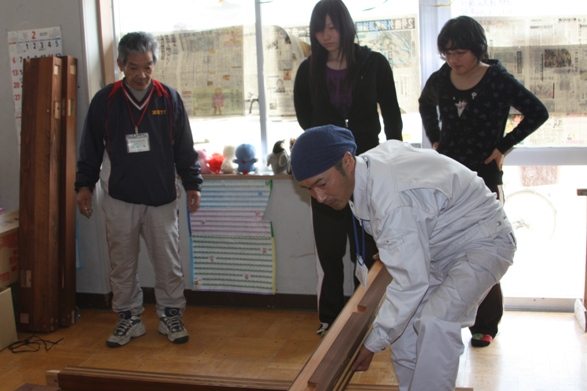 石巻市避難所　万石浦中　鹿妻小への小部屋設置と物資搬入_a0134102_15392458.jpg